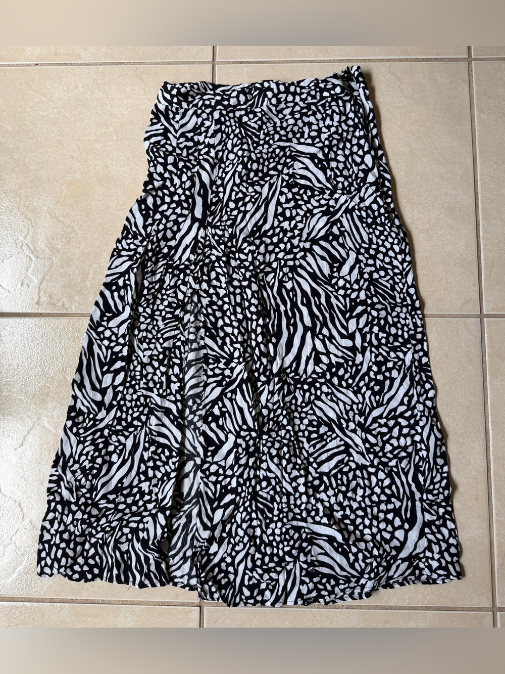 H&M Black White Patterned Midi Skirt Slit Viscose Size US 6 EUR 38